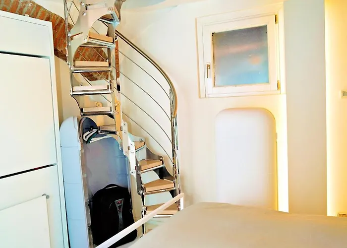 Elegant And Modern Loft In Medieval 볼로냐